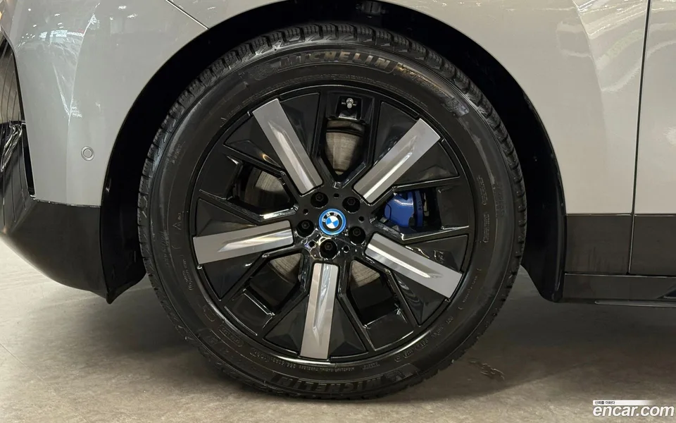 BMW iX xDrive50 2025 — миниатюра 2