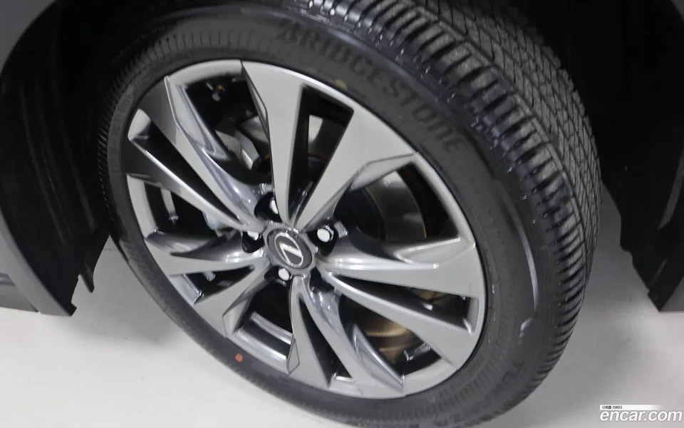 Lexus UX 300h 2.0 F-Sport 2WD 2025 — миниатюра 5