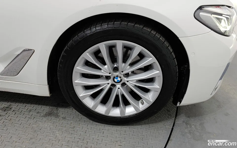 BMW 5 Series 520i 2022 — миниатюра 2