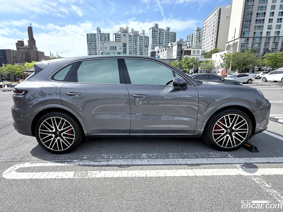 Porsche Cayenne 4.0 E- 2025 — миниатюра 4