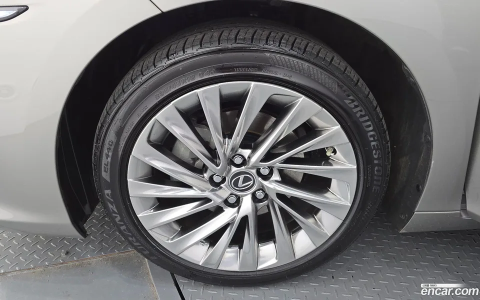 Lexus ES 300h 2023 — миниатюра 2