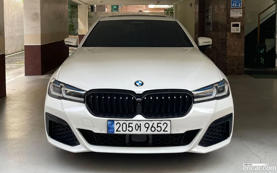 BMW 5 Series 530i xDrive M 2023 — фото 1, купить с доставкой в Москву