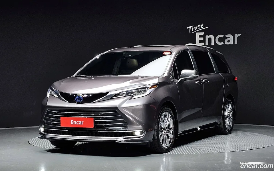Toyota Sienna 2.5 2WD 2023 — фото 1, купить с доставкой в Москву