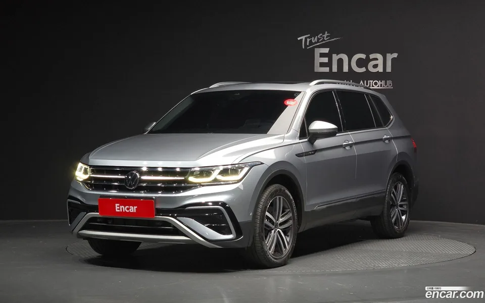 Volkswagen Tiguan Allspace 2.0 TSI 2022 — фото 1, купить с доставкой в Москву