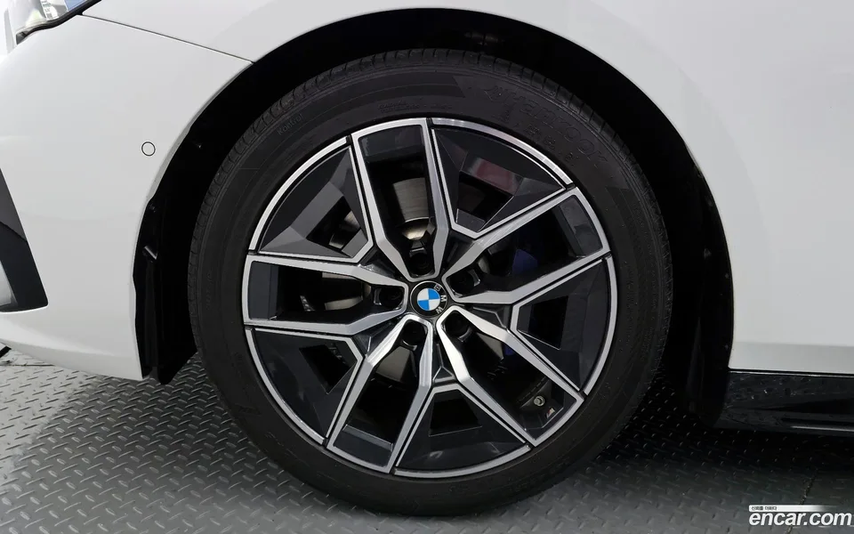 BMW 5 Series 520i M 2023 — миниатюра 5