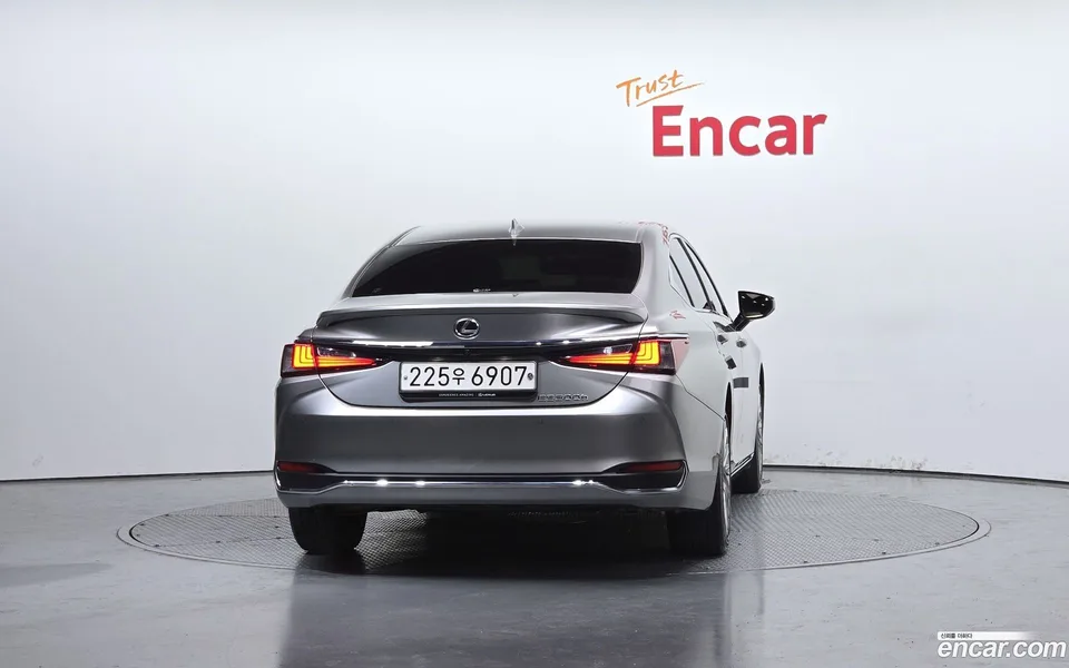 Lexus ES 300h 2023 — миниатюра 4