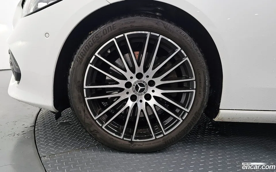 Mercedes-Benz C-Class C300 4MATIC 2024 — миниатюра 5