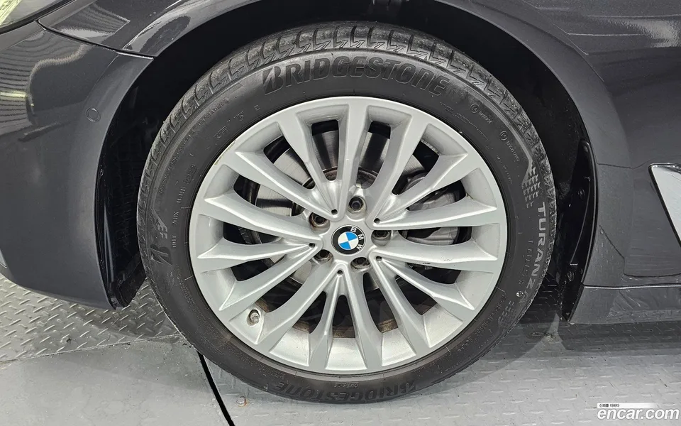 BMW 5 Series 520i 2023 — миниатюра 2