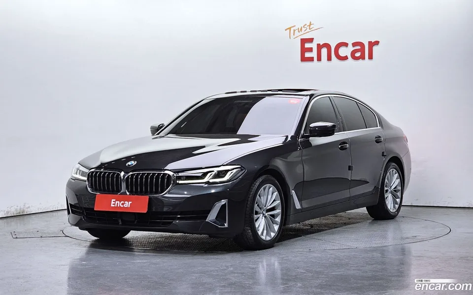 BMW 5 Series 520i 2023 — фото 1, купить с доставкой в Москву