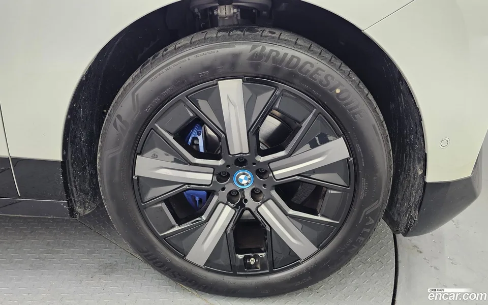 BMW iX xDrive50 2025 — миниатюра 2
