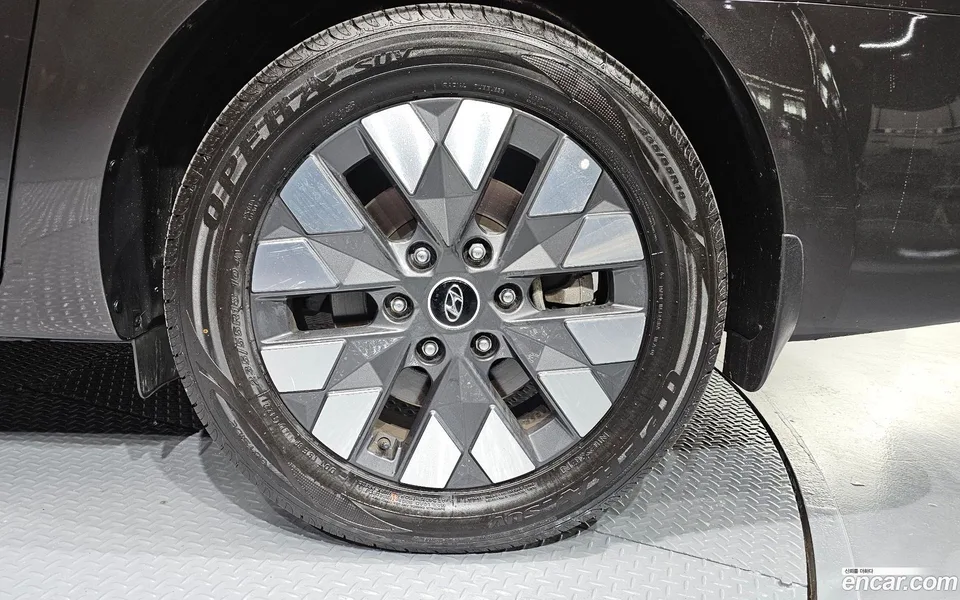 Hyundai Staria L3.5 9 2023 — миниатюра 2
