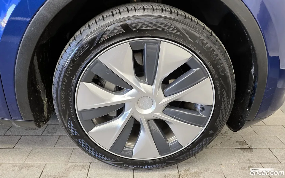Tesla Model Y RWD 2023 — миниатюра 2