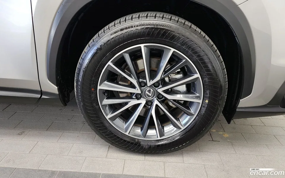 Lexus NX 450h+ 2025 — миниатюра 2