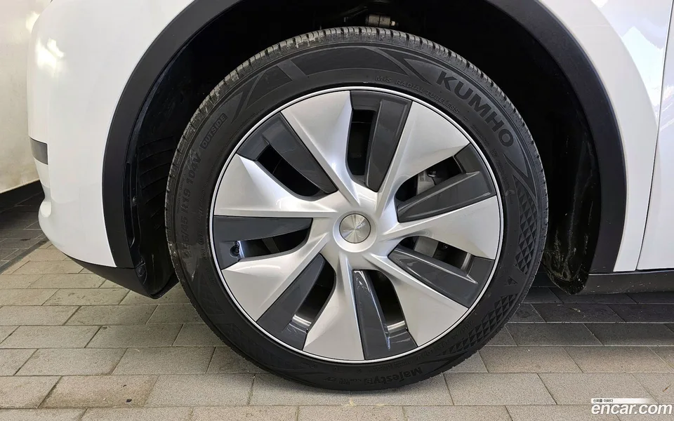 Tesla Model Y RWD 2024 — миниатюра 2