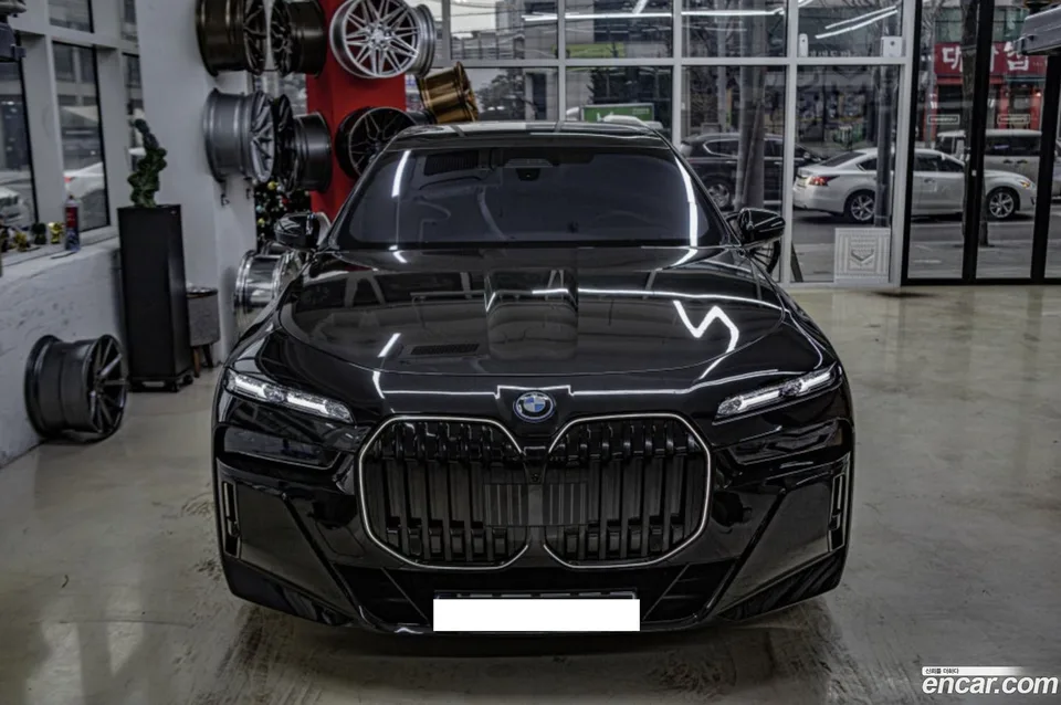 BMW 7 Series 750e xDrive M 2024 — миниатюра 3