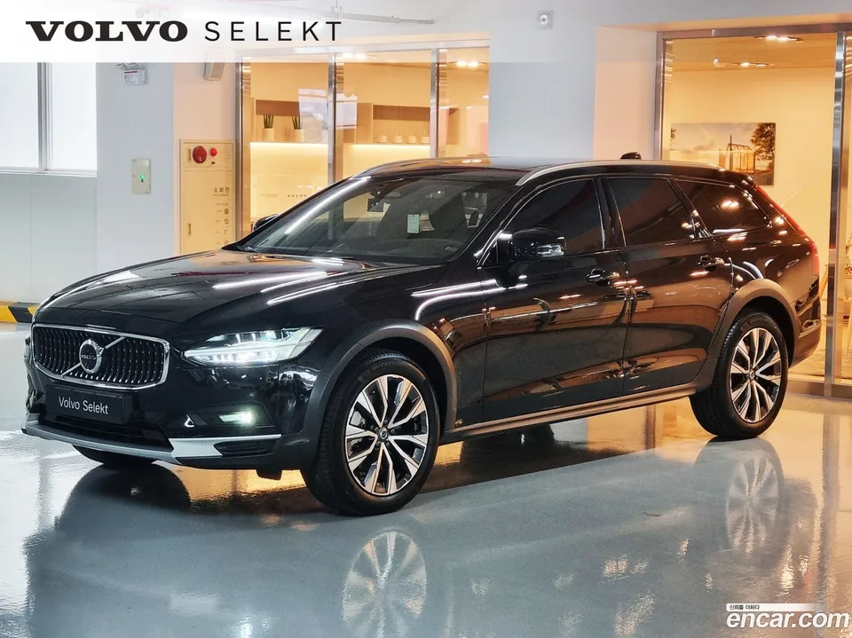 Volvo V90 Cross Country B5 AWD 2024 — фото 1, купить с доставкой в Москву