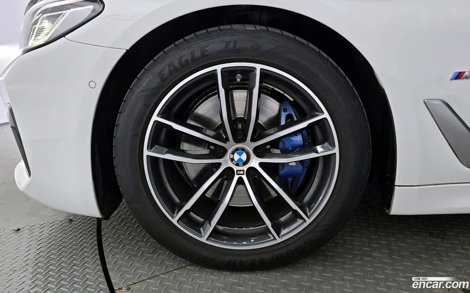 BMW 5 Series 520i M 2023 — миниатюра 2