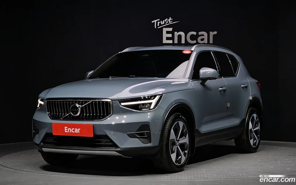 Volvo XC40 B4 2022 — фото 1, купить с доставкой в Москву