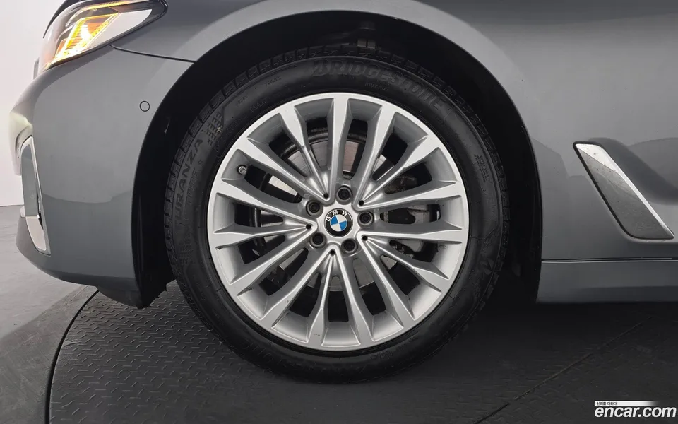 BMW 5 Series 520i 2023 — миниатюра 5