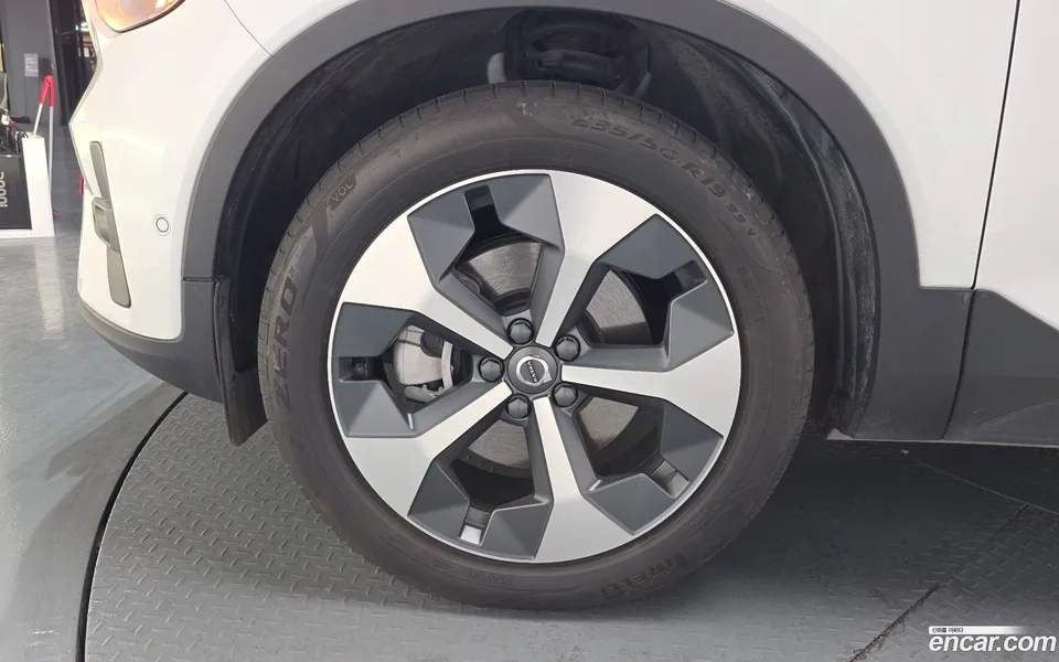 Volvo XC40 B4 2023 — миниатюра 2