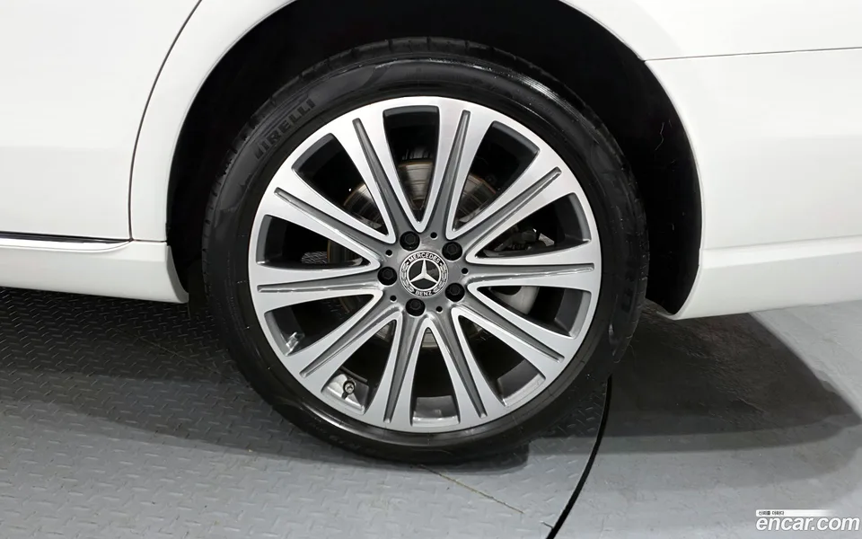 Mercedes-Benz E-Class E350 4MATIC 2023 — миниатюра 5