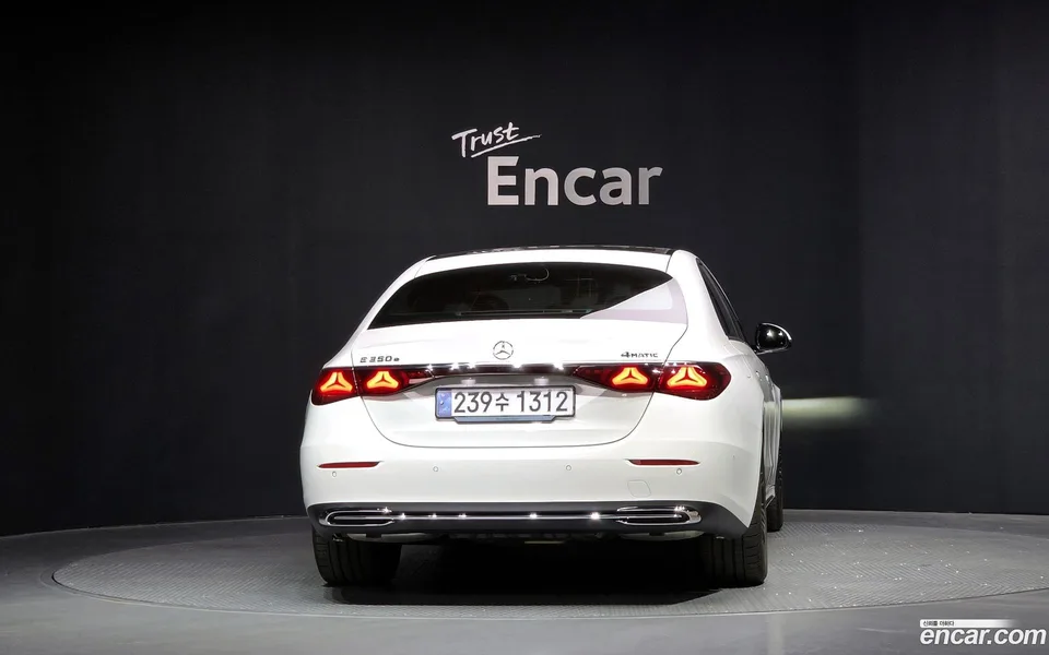 Mercedes-Benz E-Class E350e 4MATIC 2025 — миниатюра 4