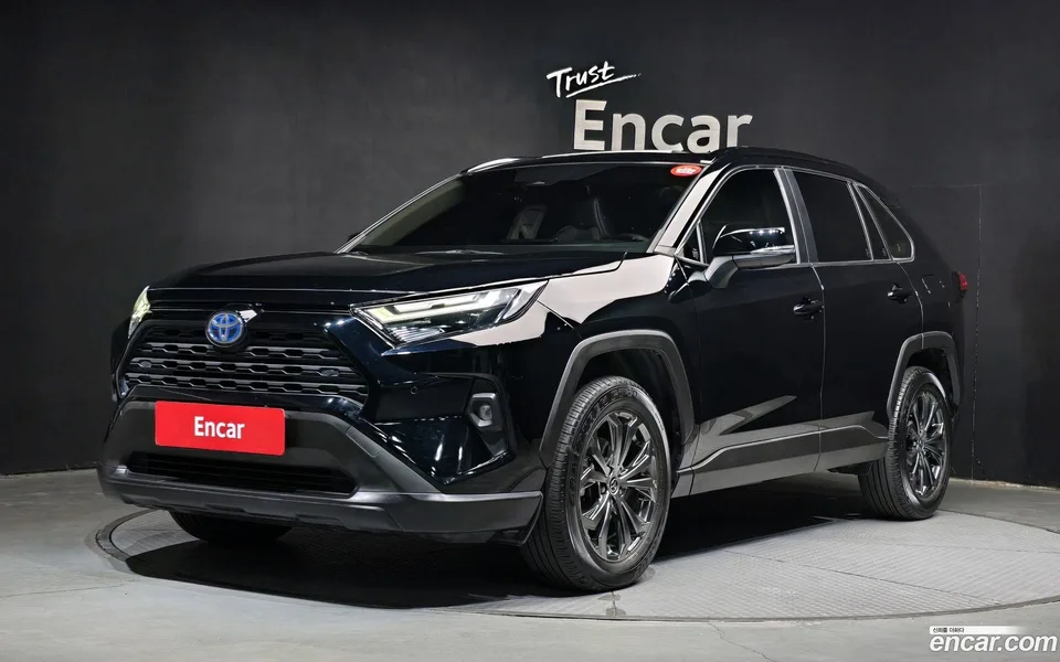 Toyota RAV4 2.5 2WD XLE 2023 — фото 1, купить с доставкой в Москву