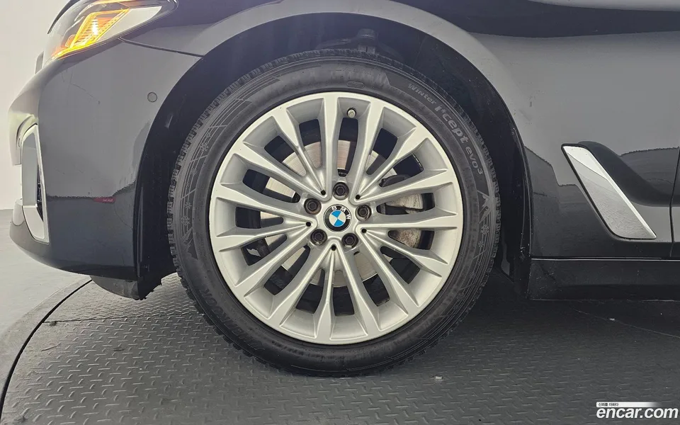 BMW 5 Series 520i 2023 — миниатюра 2