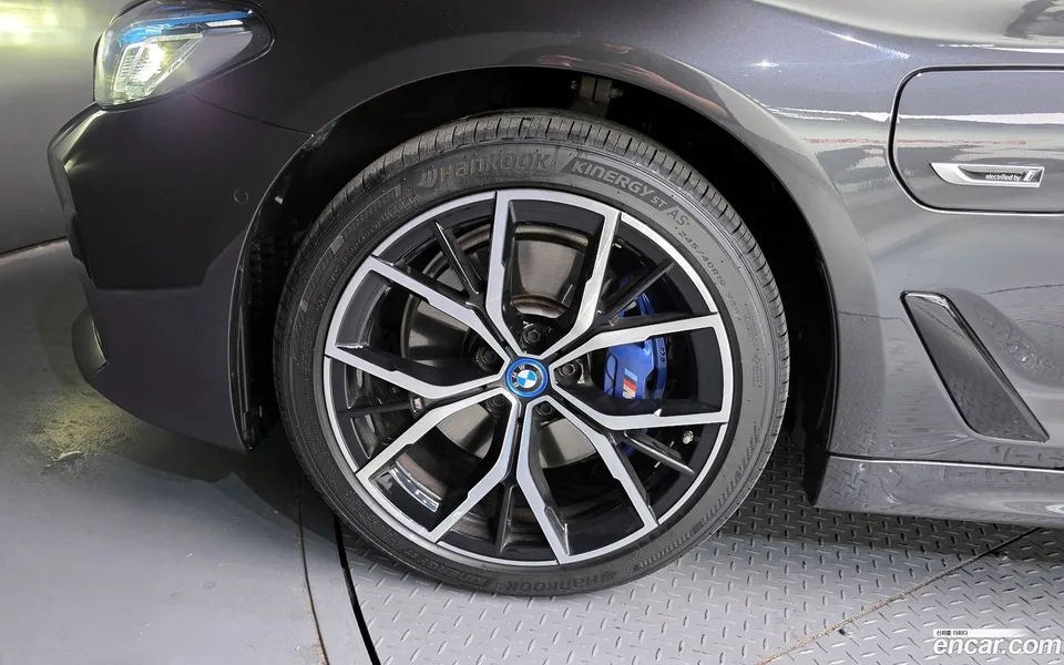 BMW 5 Series 530e M 2022 — миниатюра 2