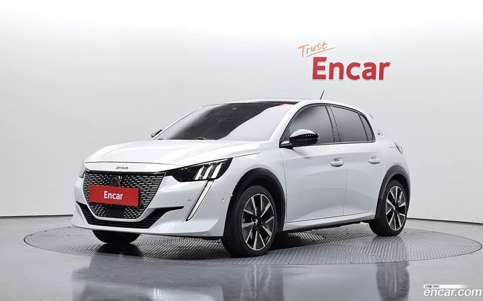 Peugeot e-208 GT 2022 — фото 1, купить с доставкой в Москву
