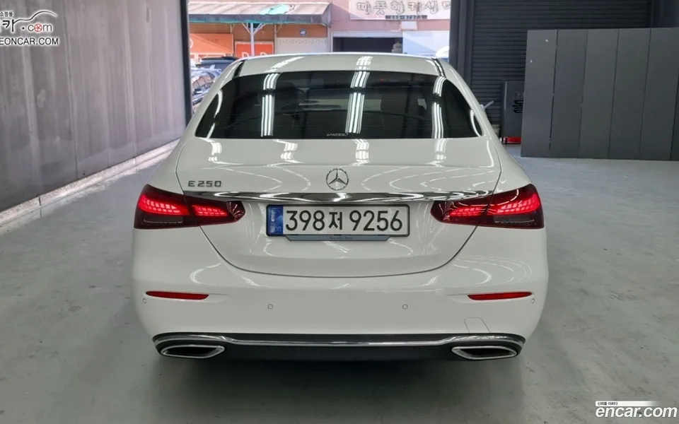 Mercedes-Benz E-Class E250 2023 — thumbnail 4