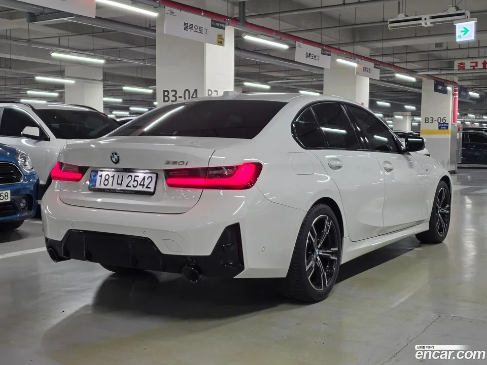 BMW 3 Series 320i M 2025 — thumbnail 4