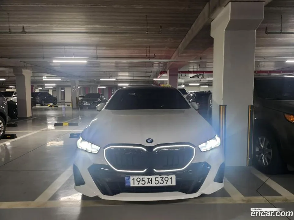BMW 5 Series 520i 2024 — фото 1, купить с доставкой в Москву