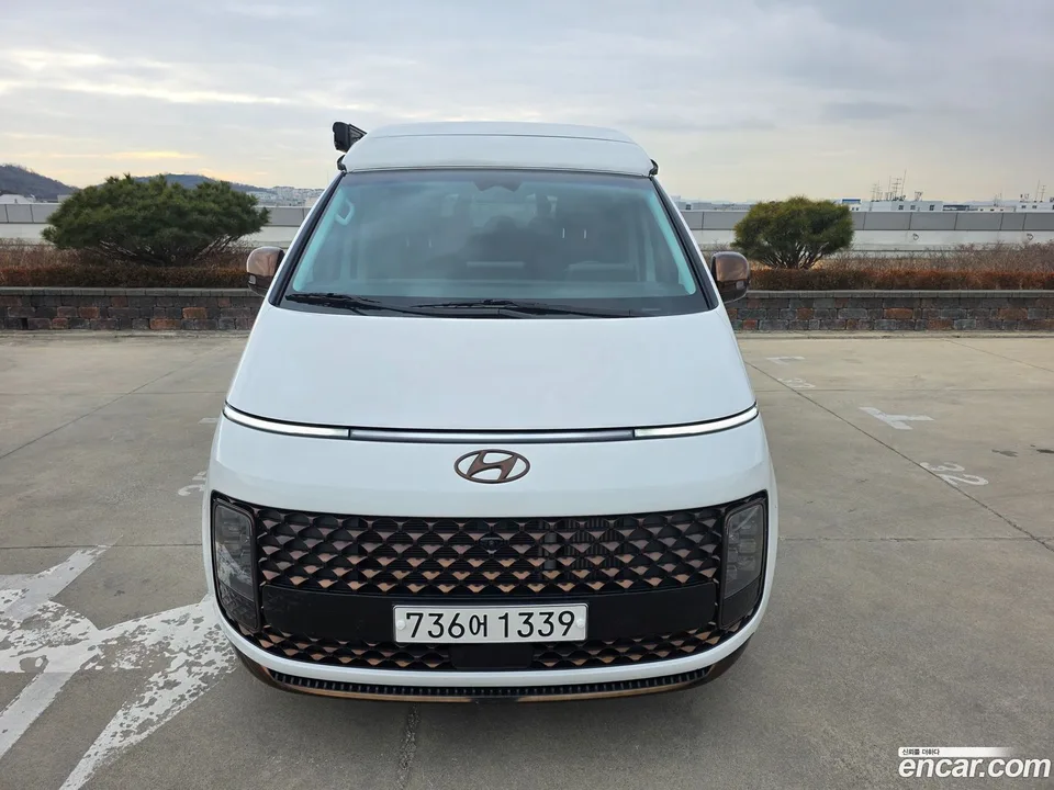 Hyundai Staria 4WD 2023 — фото 1, купить с доставкой в Москву