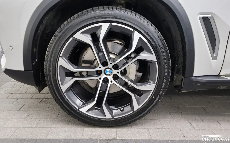 BMW X5 xDrive 40i xLine 2023 — миниатюра 2