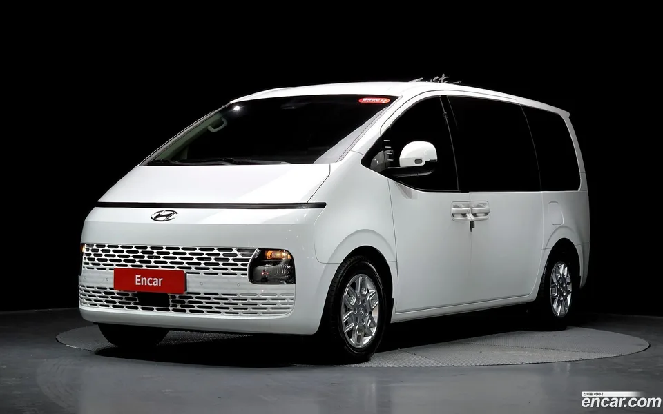 Hyundai Staria 9 2022 — фото 1, купить с доставкой в Москву