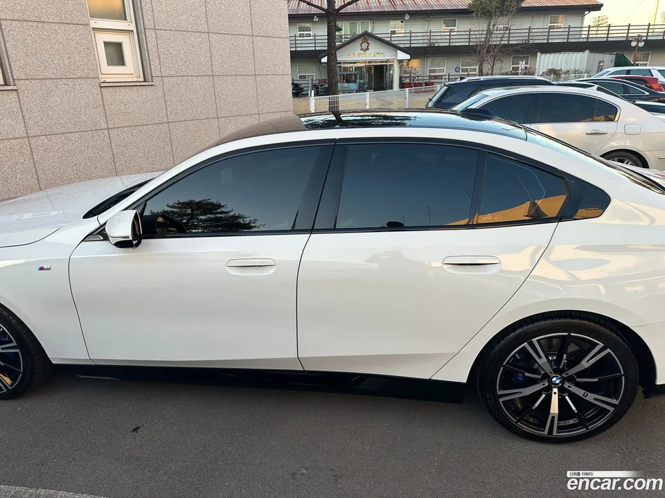 BMW 5 Series 530i xDrive M 2024 — миниатюра 3