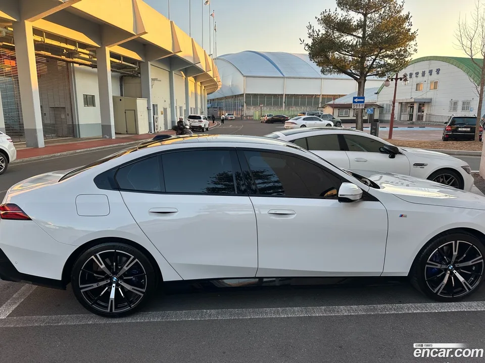 BMW 5 Series 530i xDrive M 2024 — миниатюра 4