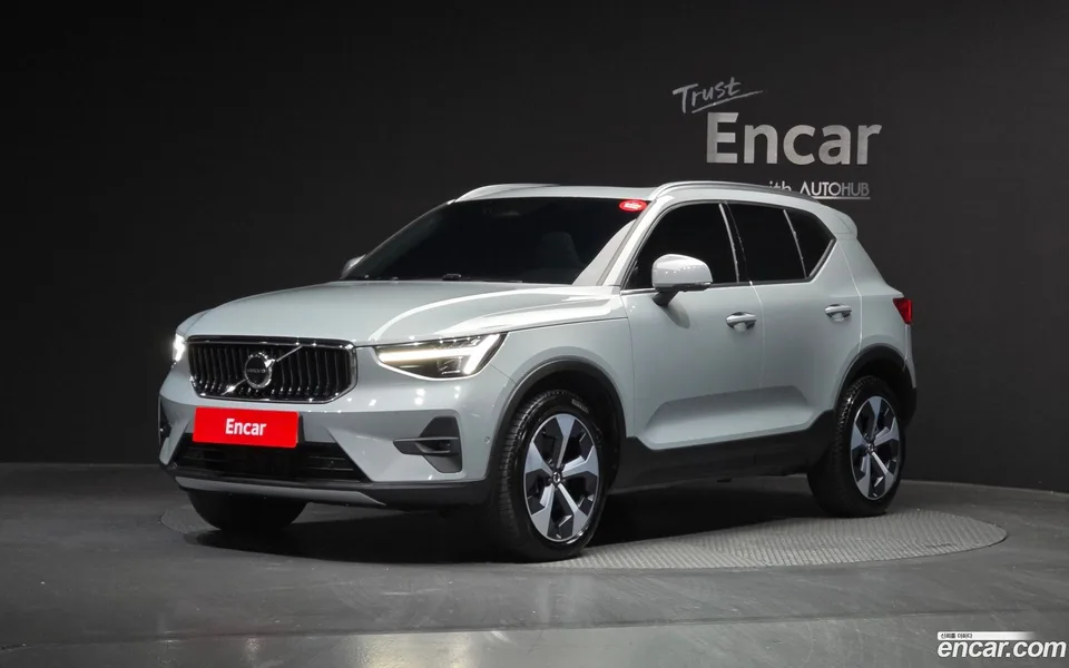 Volvo XC40 B4 2024 — фото 1, купить с доставкой в Москву