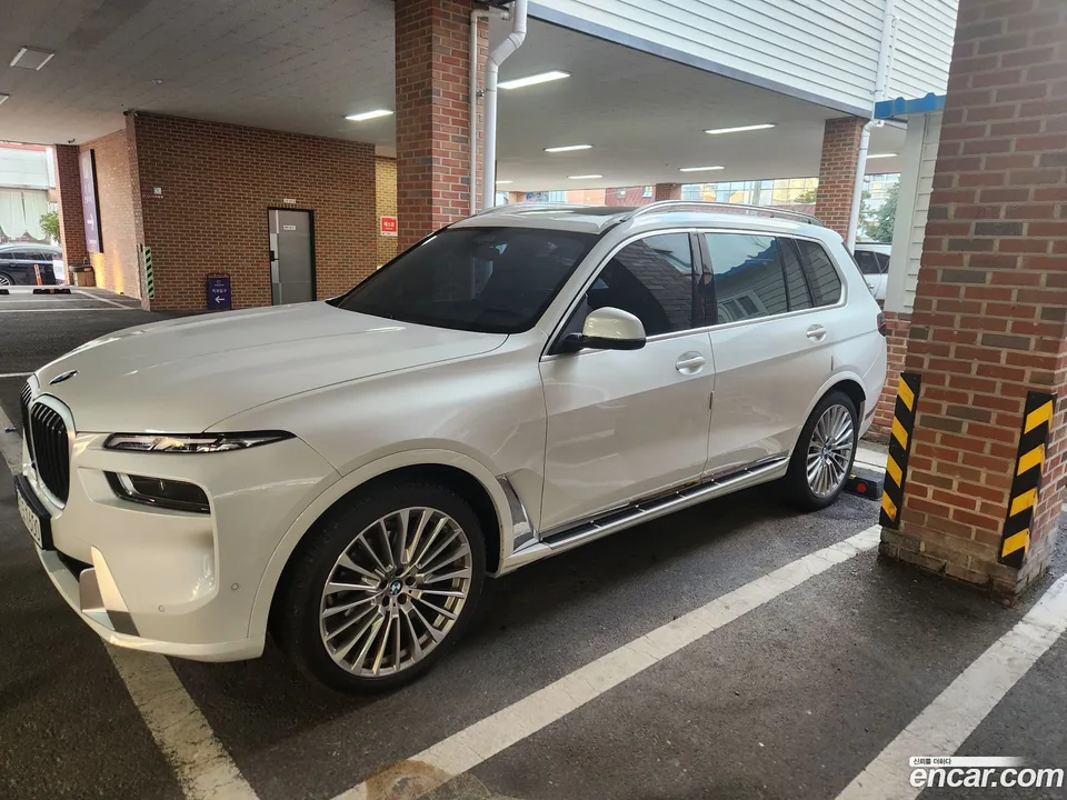 BMW X7 xDrive 40i 7 2024 — фото 1, купить с доставкой в Москву