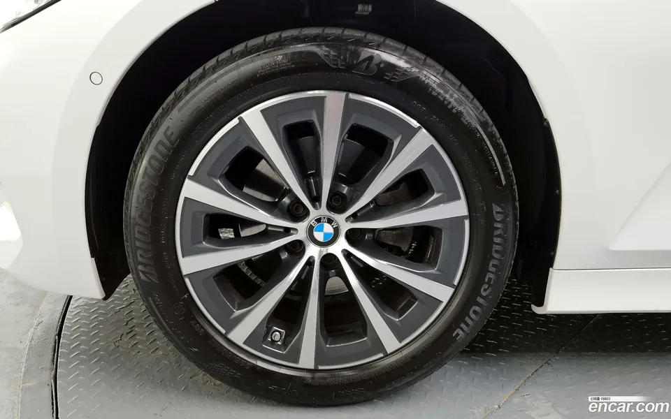 BMW 3 Series 320i 2023 — миниатюра 2