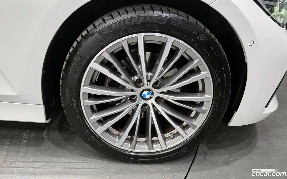 BMW 3 Series 320i 2022 — миниатюра 2