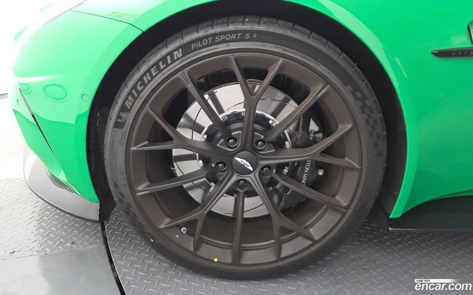 Aston Martin Vantage 4.0 V8 2025 — миниатюра 2