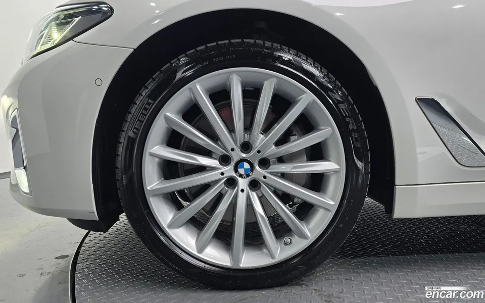 BMW 5 Series 530i xDrive 2023 — миниатюра 2