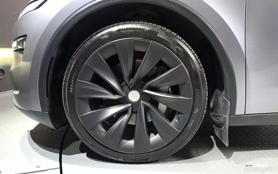Tesla Model Y AWD 2025 — миниатюра 2