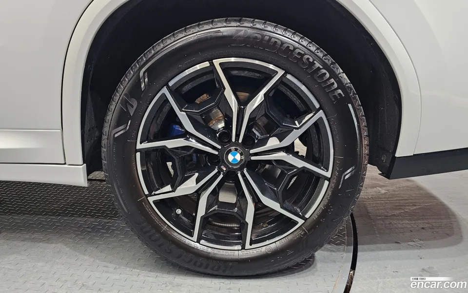 BMW X4 xDrive20i M 2023 — миниатюра 2