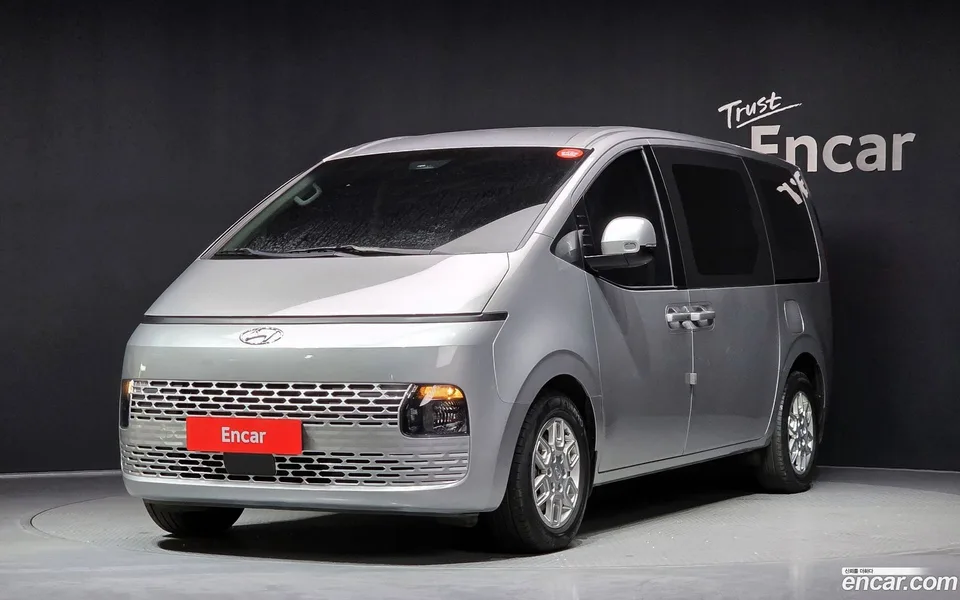 Hyundai Staria L3.5 5 2023 — photo 1, buy with delivery to Moscow