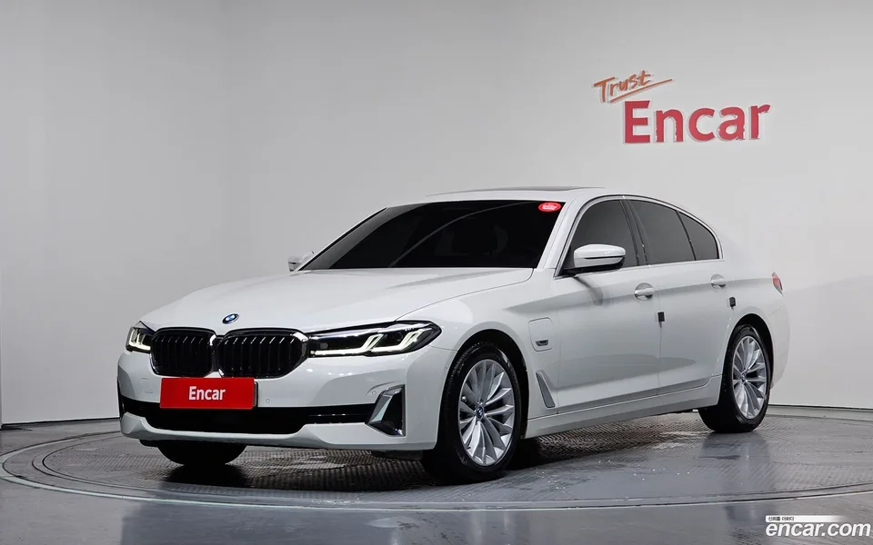 BMW 5 Series 530e 2022 — фото 1, купить с доставкой в Москву