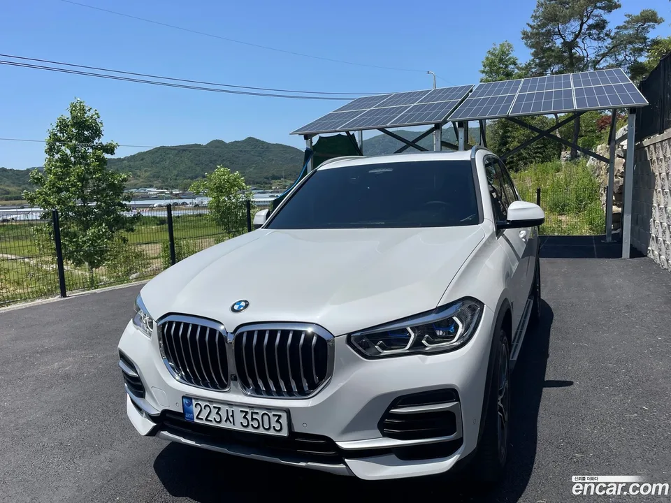 BMW X5 xDrive 40i xLine 2023 — фото 1, купить с доставкой в Москву