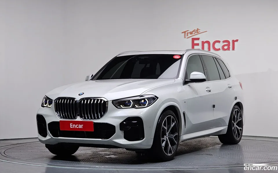 BMW X5 xDrive 40i M 2022 — фото 1, купить с доставкой в Москву